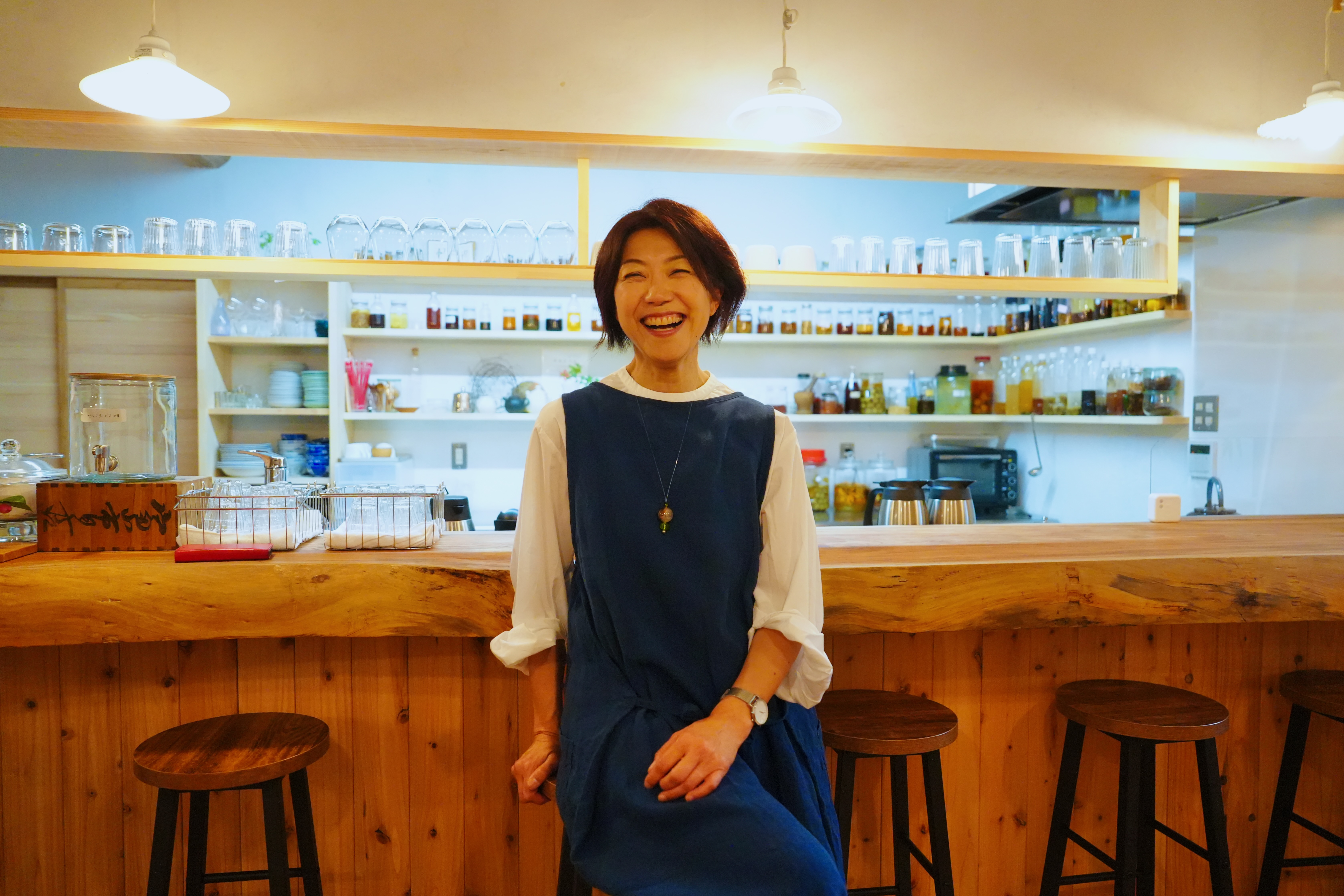 [野草を摘む手のイメージ]